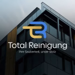 Reinigungskraft der Total Reinigung GmbH reinigt einen Klassenraum bei der Schulreinigung in Bonn
