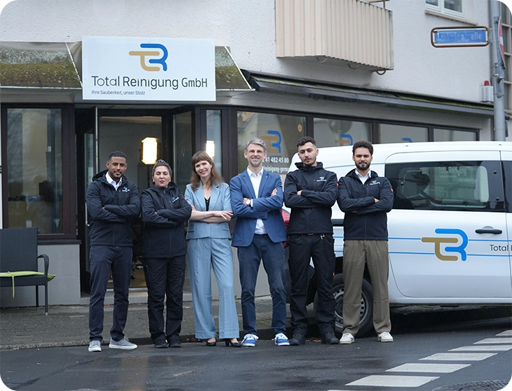 Team der Total Reinigung GmbH vor dem Firmengebäude