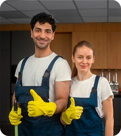 Zwei Mitarbeitende von Total Reinigung in Arbeitskleidung mit gelben Handschuhen