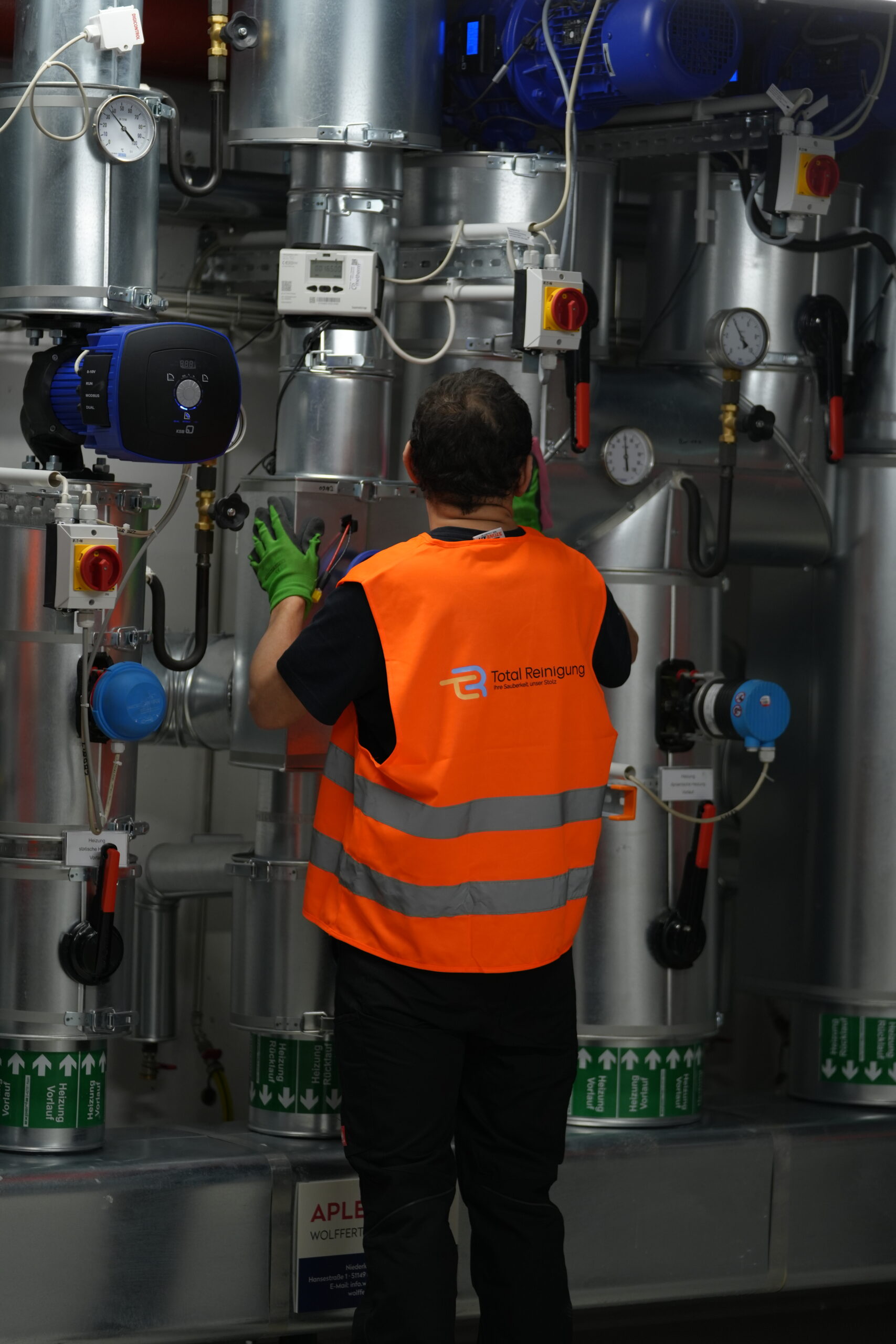 Mitarbeiter von Total Reinigung in Warnweste in einer Industrieanlage in Bonn