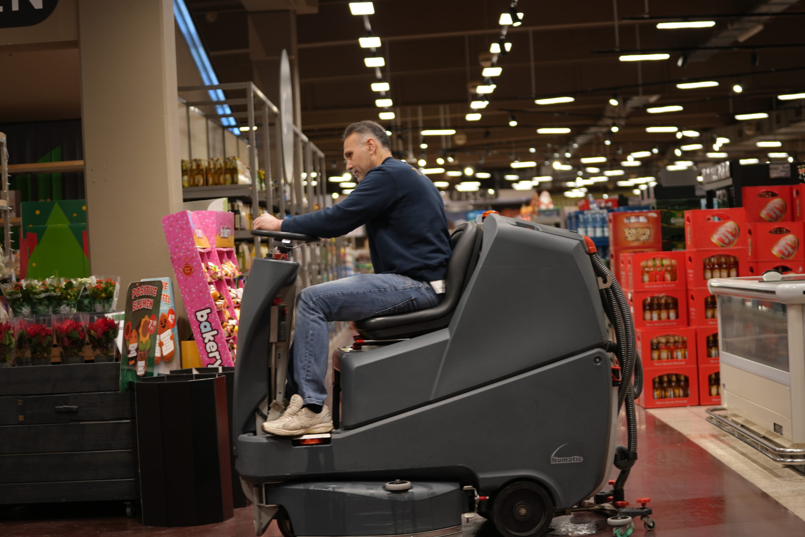 Mitarbeiter von Total Reinigung bei der maschinellen Bodenreinigung in einem Supermarkt in Bad Godesberg