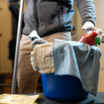Zwei glänzende Chrom-Kurzhanteln nach der professionellen Fitnessstudio Reinigung durch die Total Reinigung GmbH Hausmeisterservice und Reinigung Fenster putzen ohne Streifen mit Abzieher und Mikrofasertuch Hausmeisterdienst Bonn – Hausmeister kontrolliert technische Anlage mit Prüfblatt