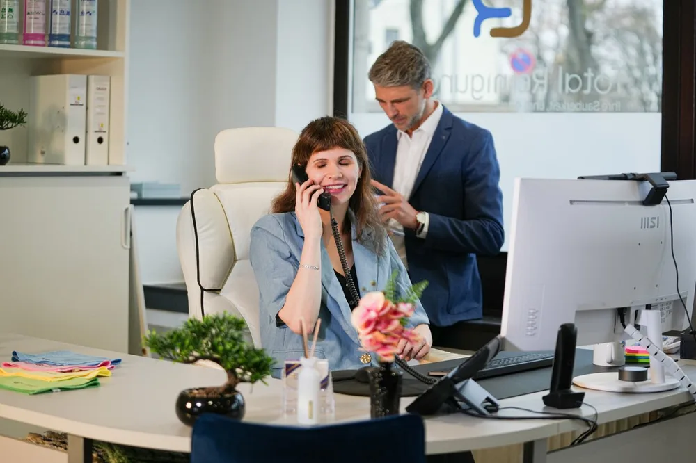 Mitarbeiterin der Total Reinigung am Telefon im Büro in Siegburg